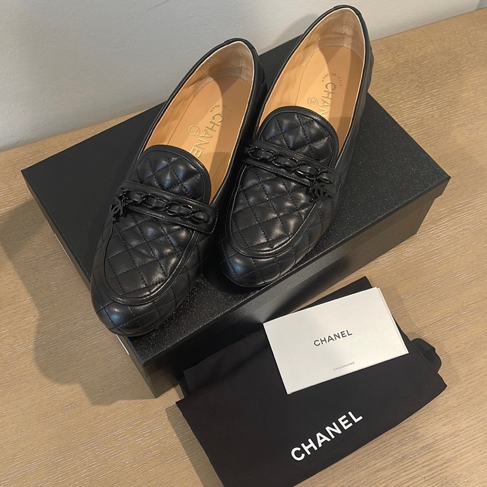 Chanel 22C lambskin loafer/moccasins in black size 38.5